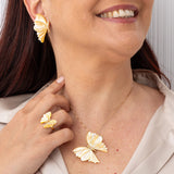 AM758-spilla-ciondolo-preziosa-mp-gialla-oro-indossata