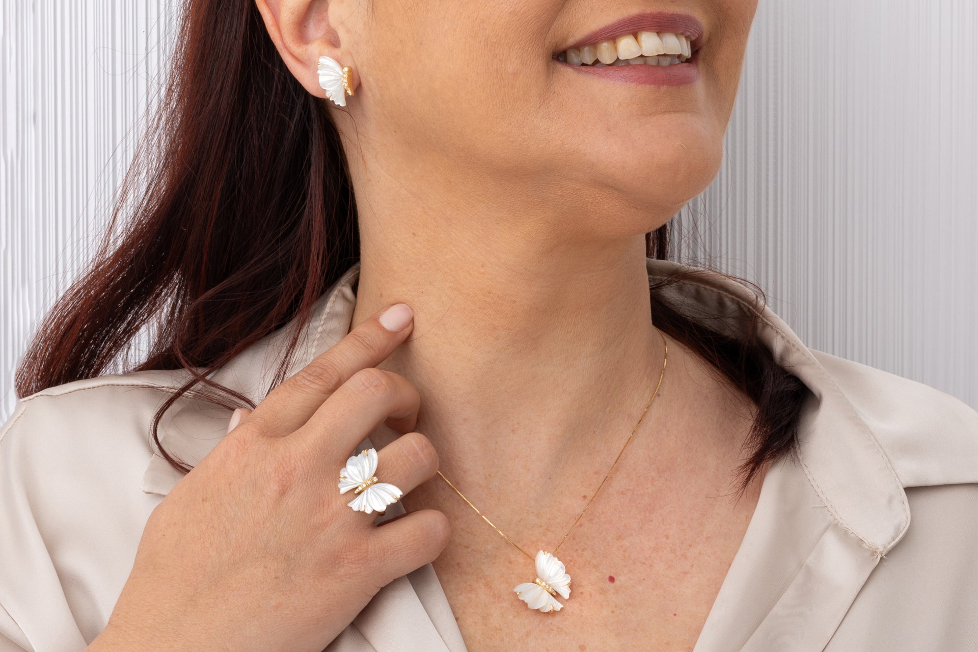 Anello Creativa a forma di farfalla in oro e madreperla bianca