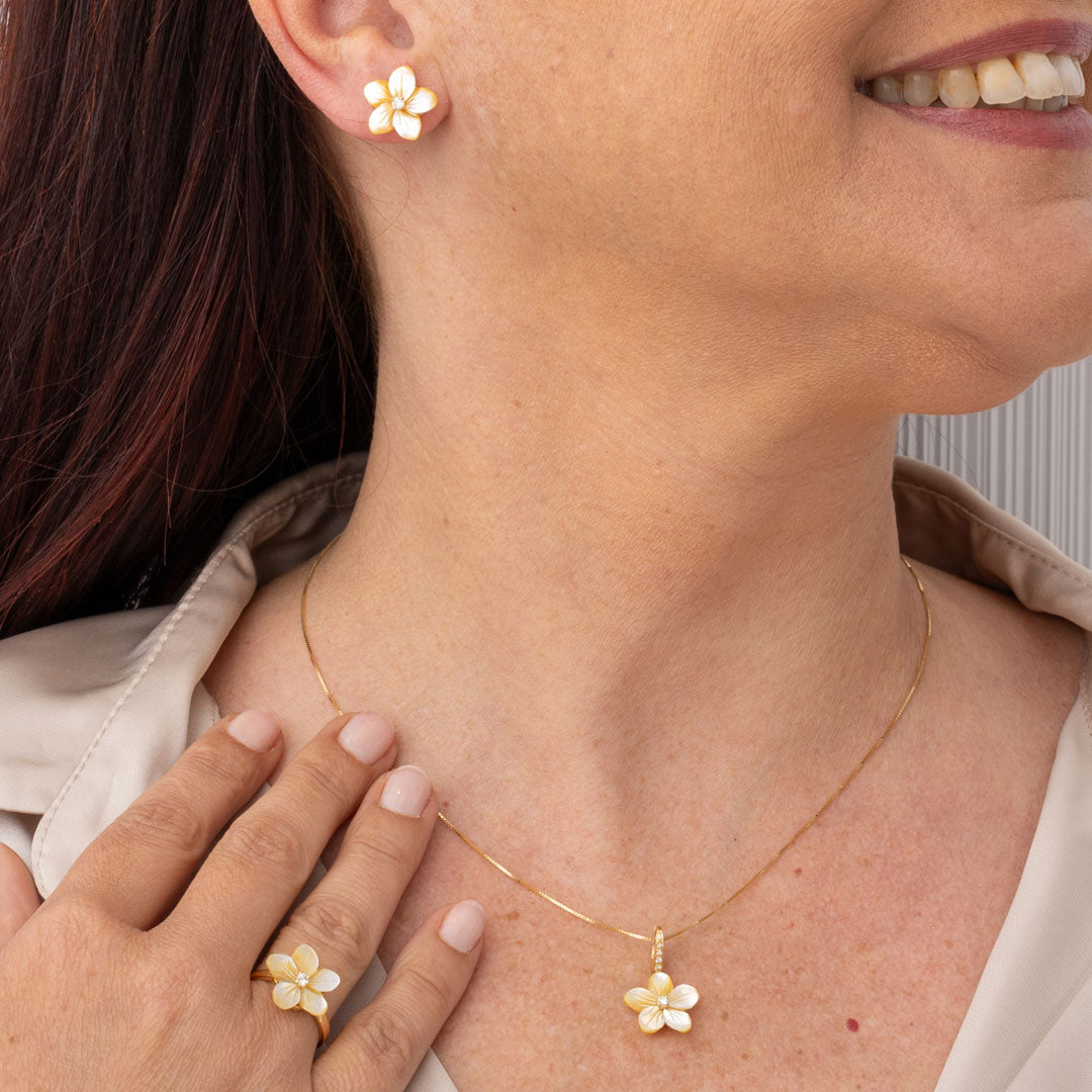 Orecchini al lobo con ginestra in oro e madreperla