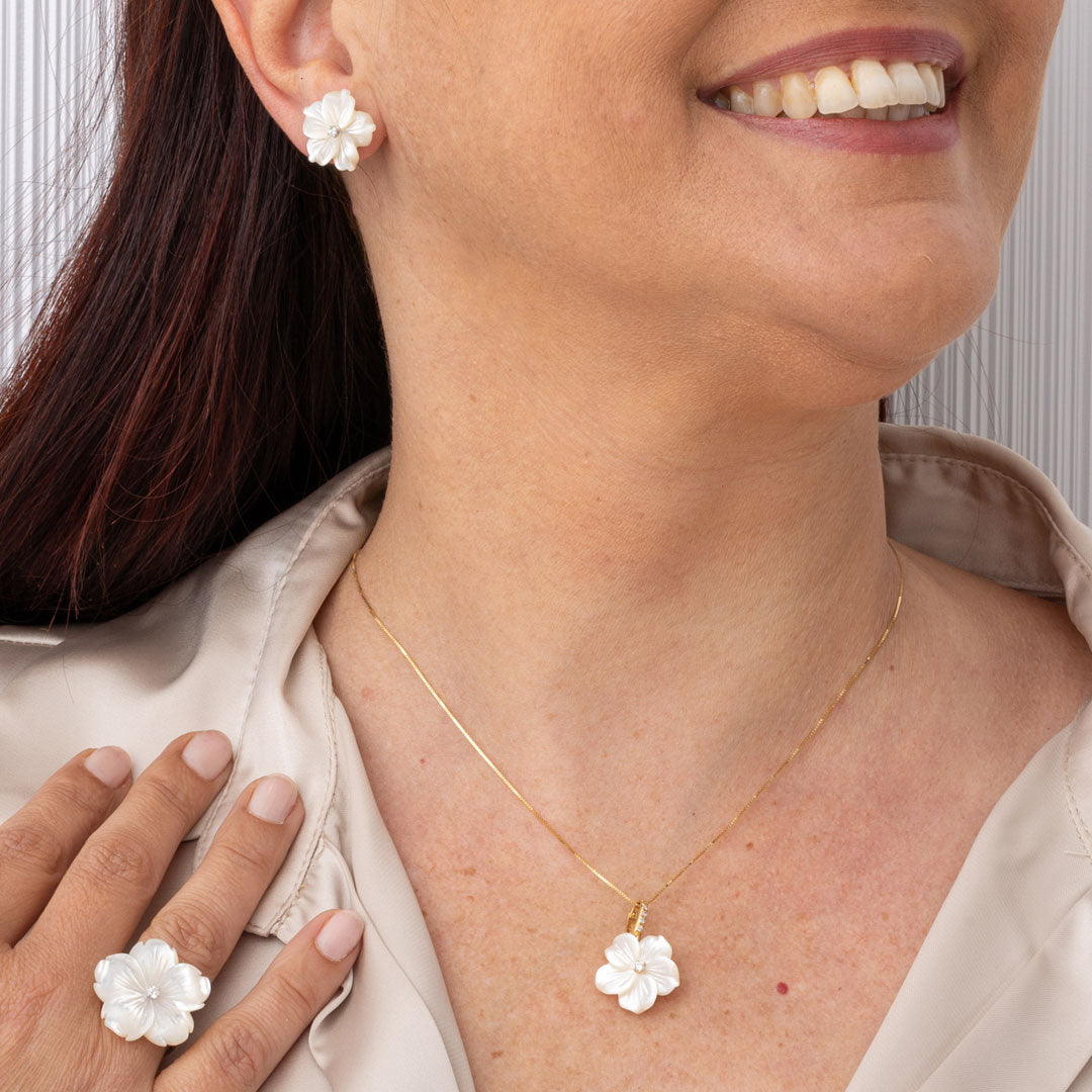 Completo-semplice-con-studs-madreperla-bianca-ORO-gelsomino