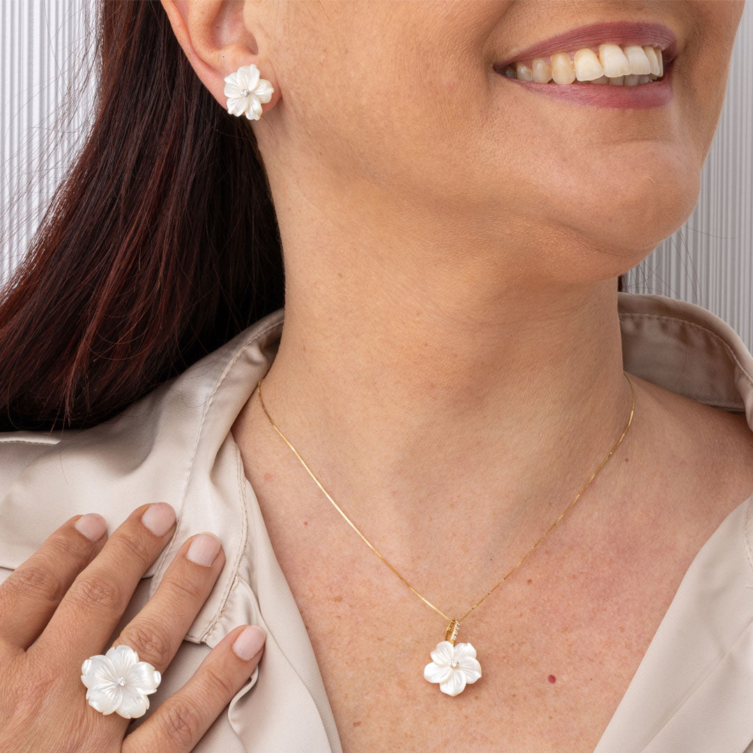 Completo-semplice-con-studs-madreperla-bianca-ORO-gelsomino