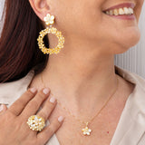 Orecchini Ghirlanda con ginestra in madreperla gialla e oro