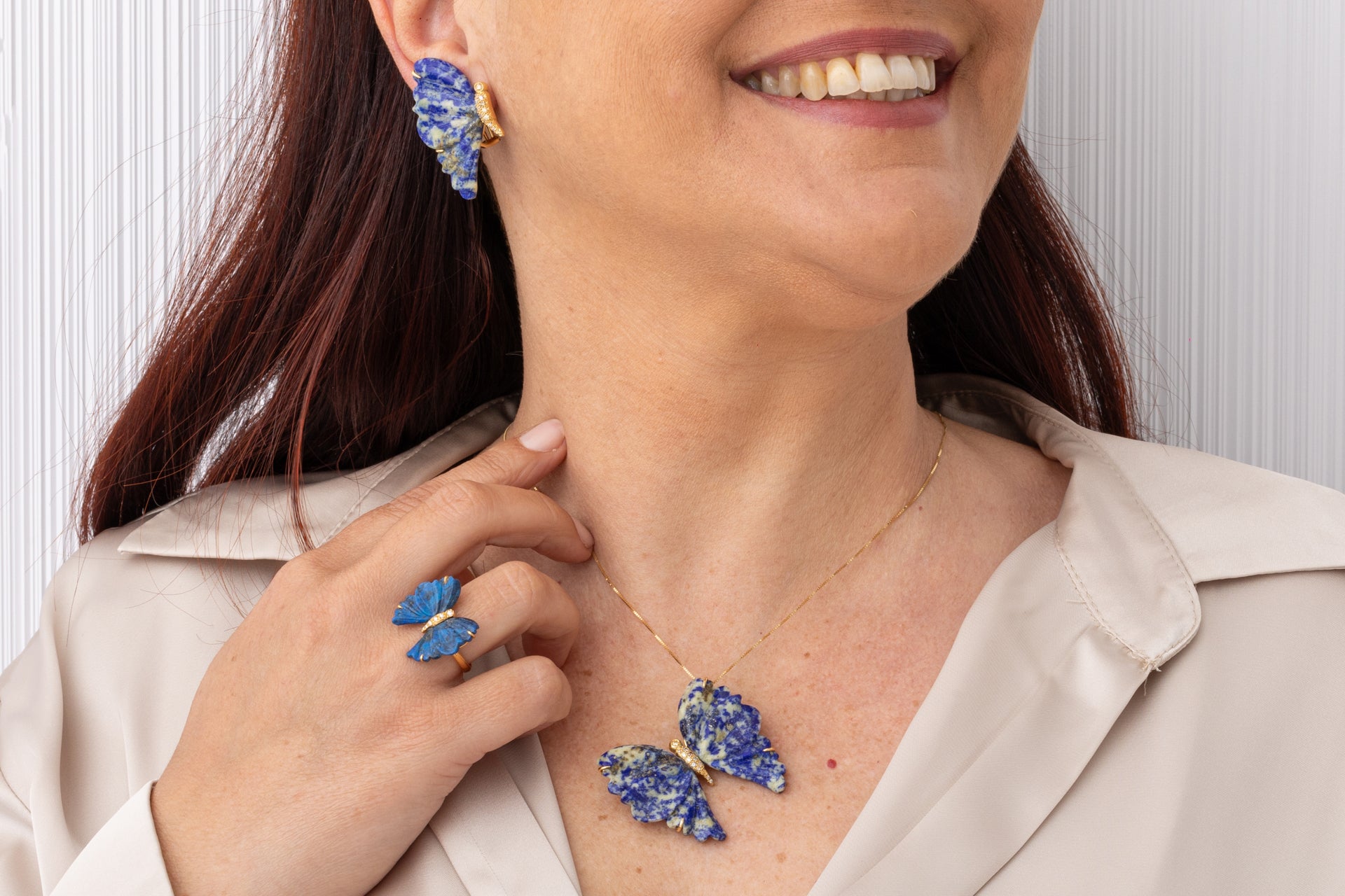 Orecchini blu con farfalla in oro